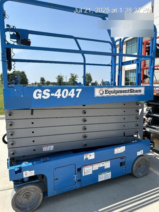 2019 Genie GS-4047 Folding rails with half height swing gate