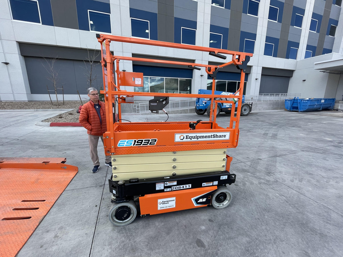 2022 JLG ES1932