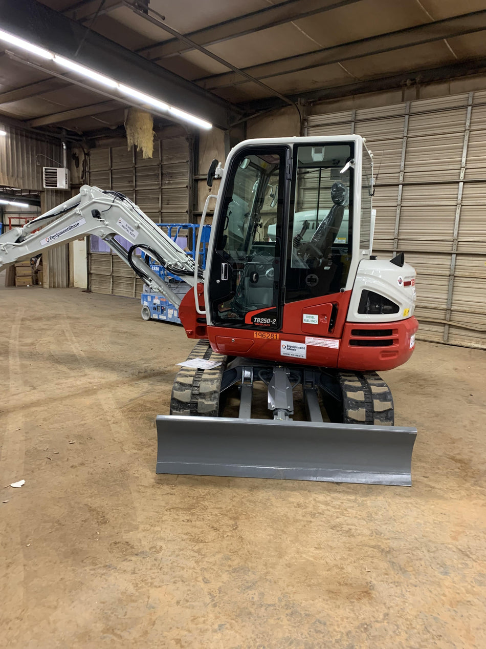 2021 TAKEUCHI TB250-2C