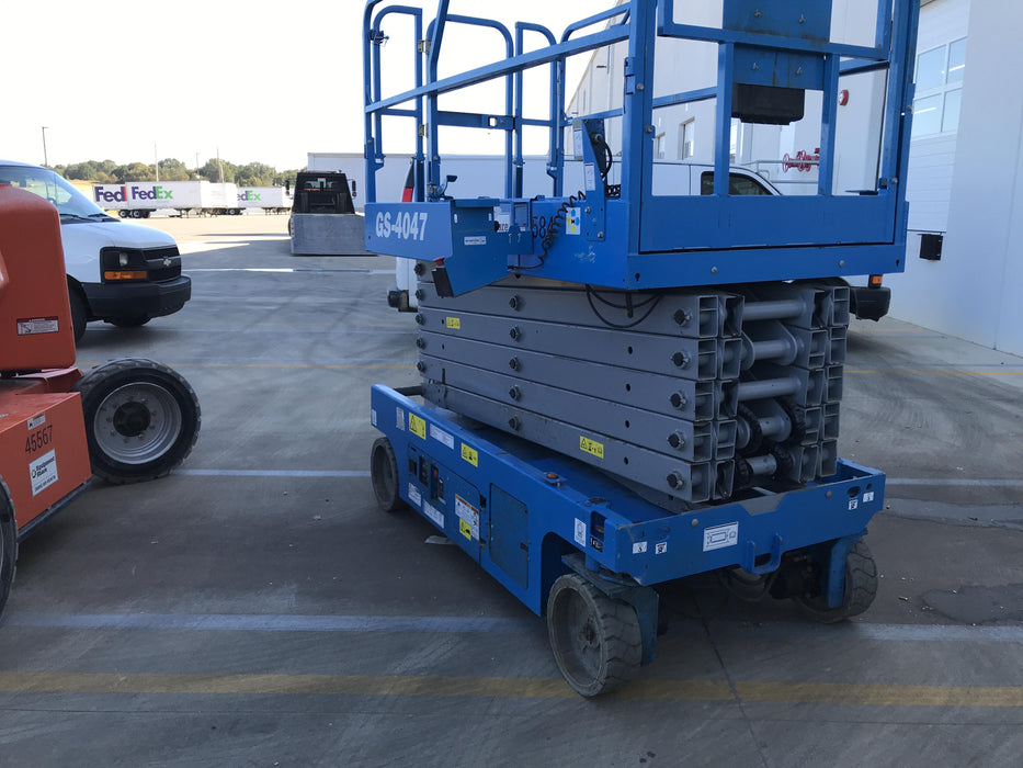 2019 Genie GS-4047 Folding rails with half height swing gate