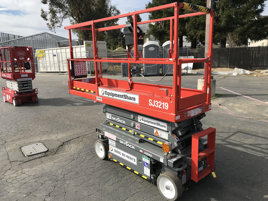 2020 Skyjack SJIII-3219 Solid NM Tires, Half height spring hinged entry gate, Dual Beacons, 800W Inverter