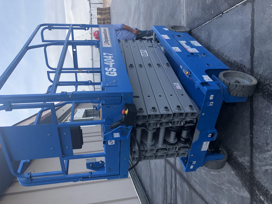 2019 Genie GS-4047 Folding rails with half height swing gate