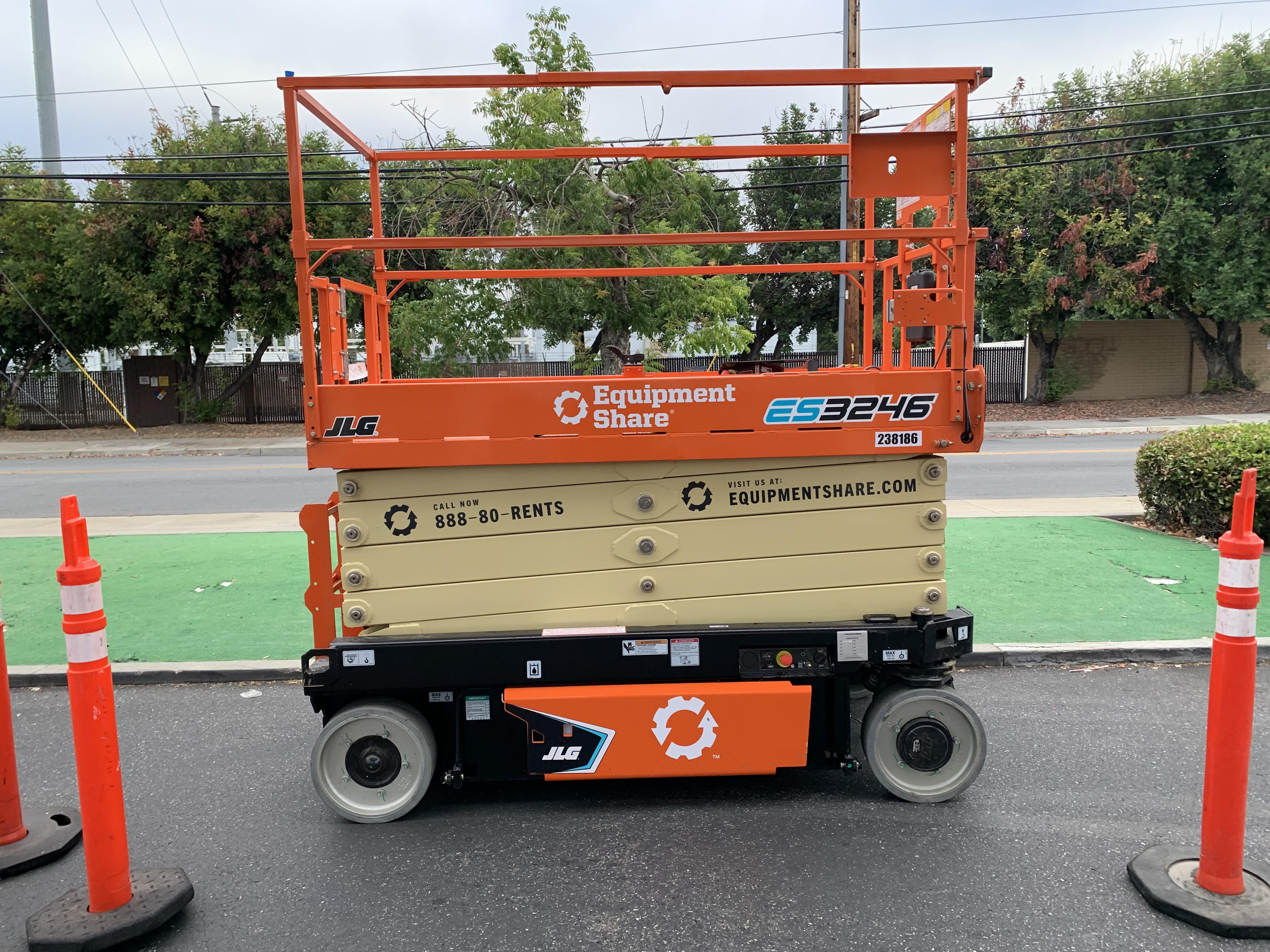 2022 JLG ES3246