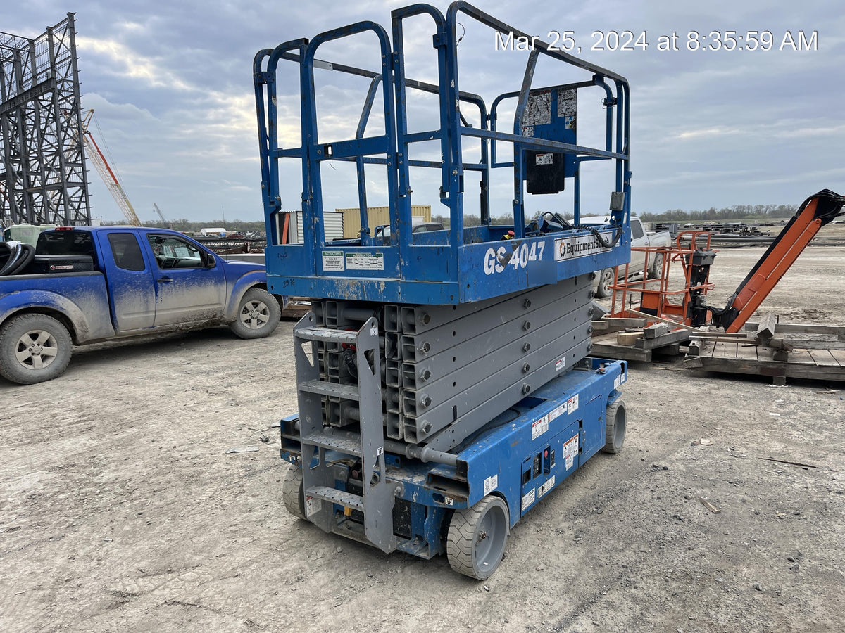 2019 Genie GS-4047 Folding rails with half height swing gate
