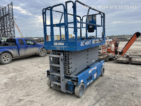 2019 Genie GS-4047 Folding rails with half height swing gate