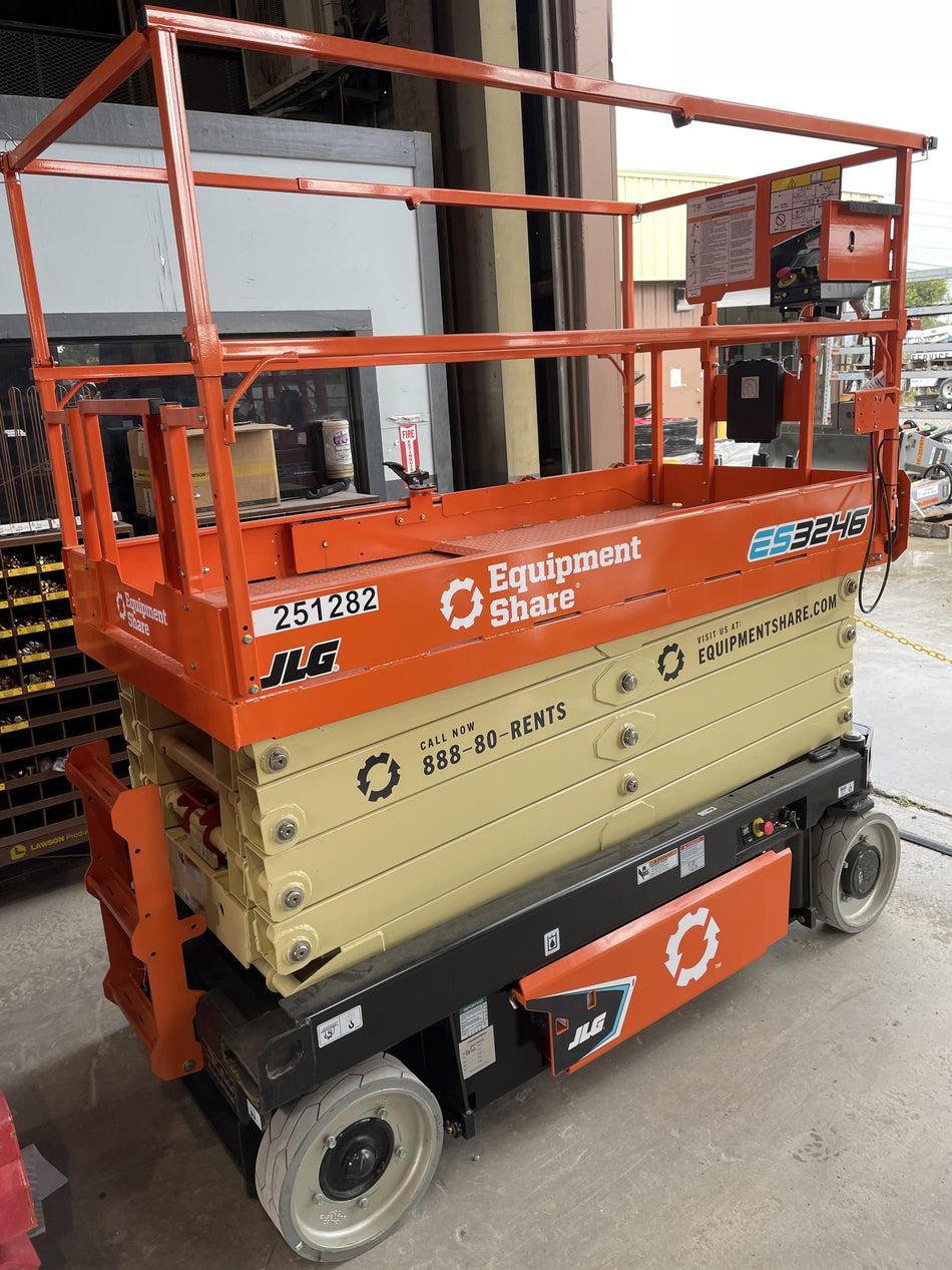 2022 JLG ES3246