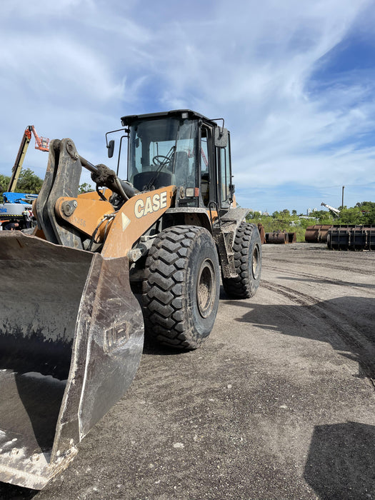 2018 Case 821G CLOSED CAB, 1 FUNCTION, JRB 418 STYLE HYD COUPLER