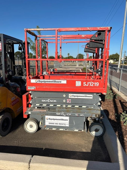 2020 Skyjack SJIII-3219 Solid NM Tires, Half height spring hinged entry gate, Dual Beacons, 800W Inverter