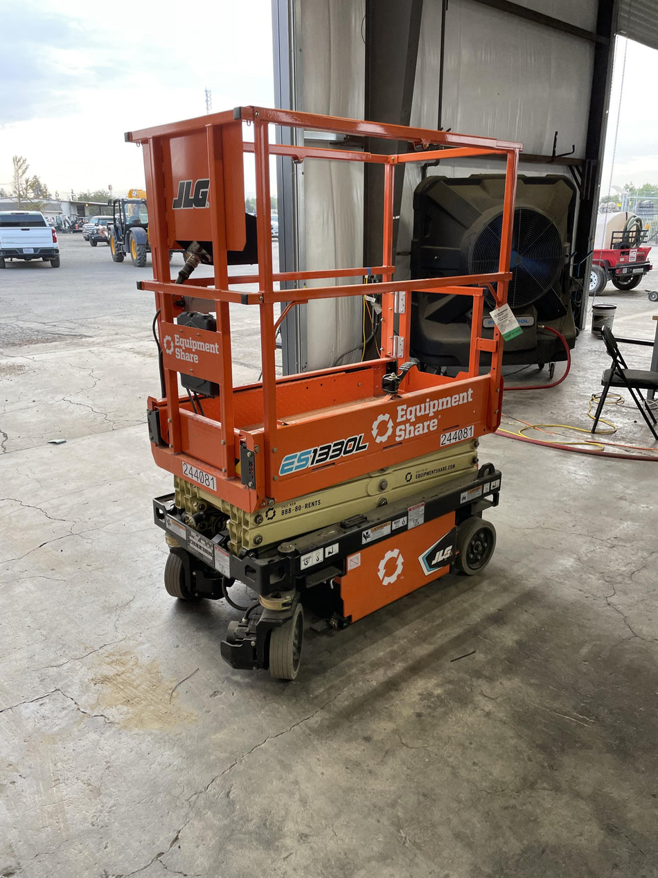 2022 JLG ES1330L