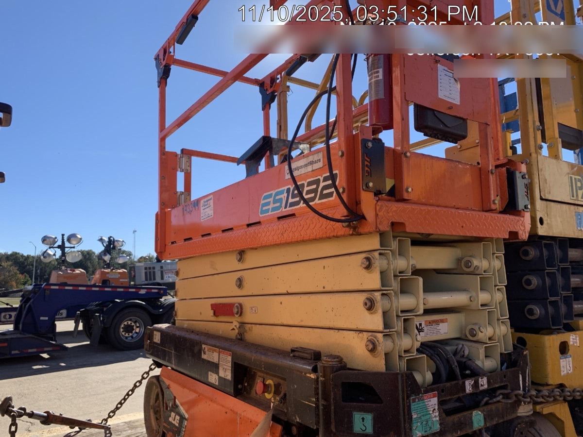 2021 JLG ES1932
