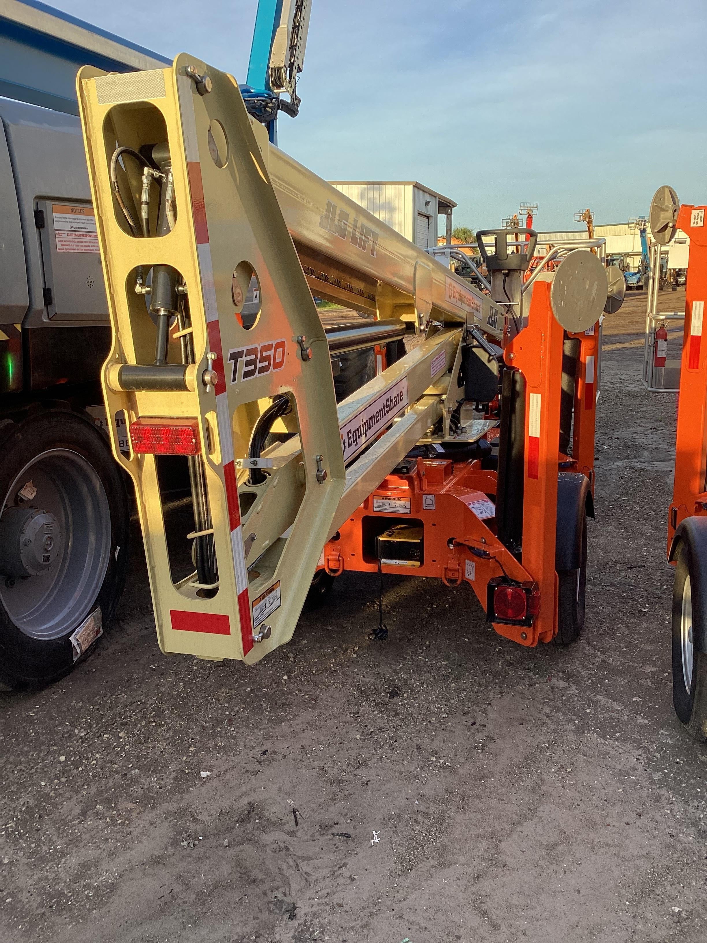 2022 JLG T350