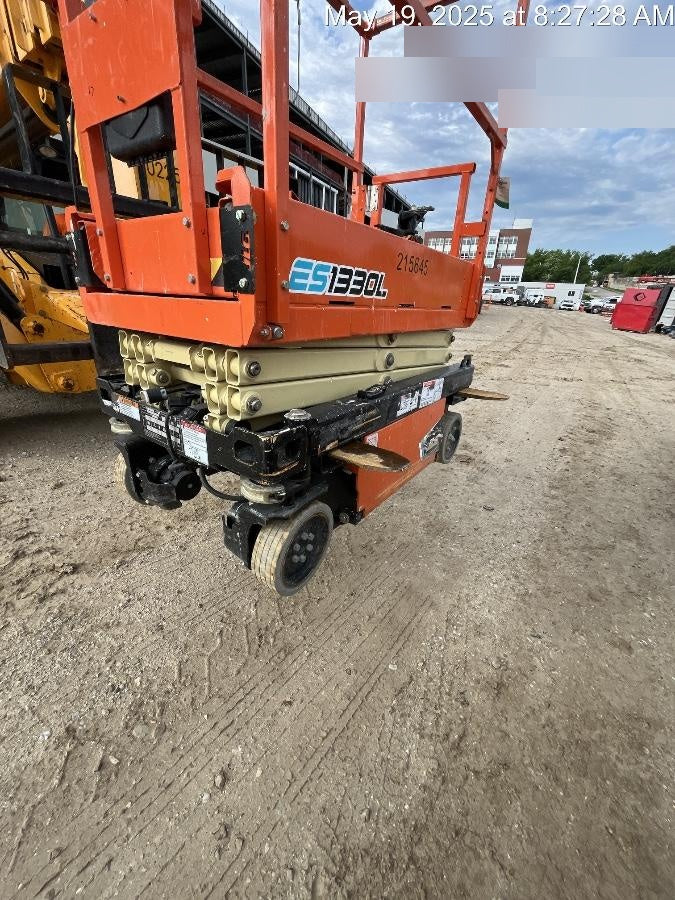 2022 JLG ES1330L