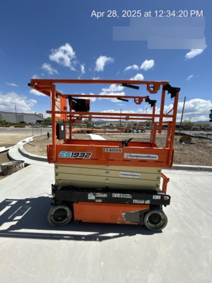 2022 JLG ES1932