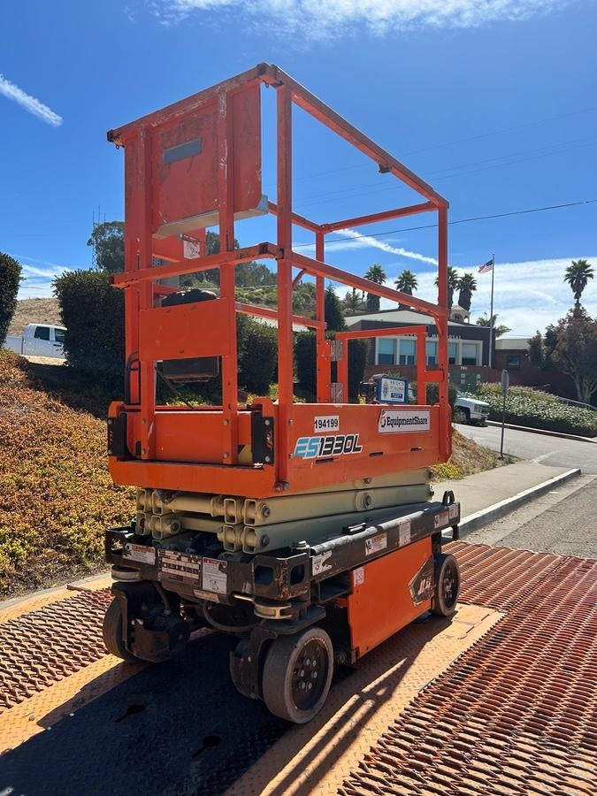 2021 JLG ES1330L