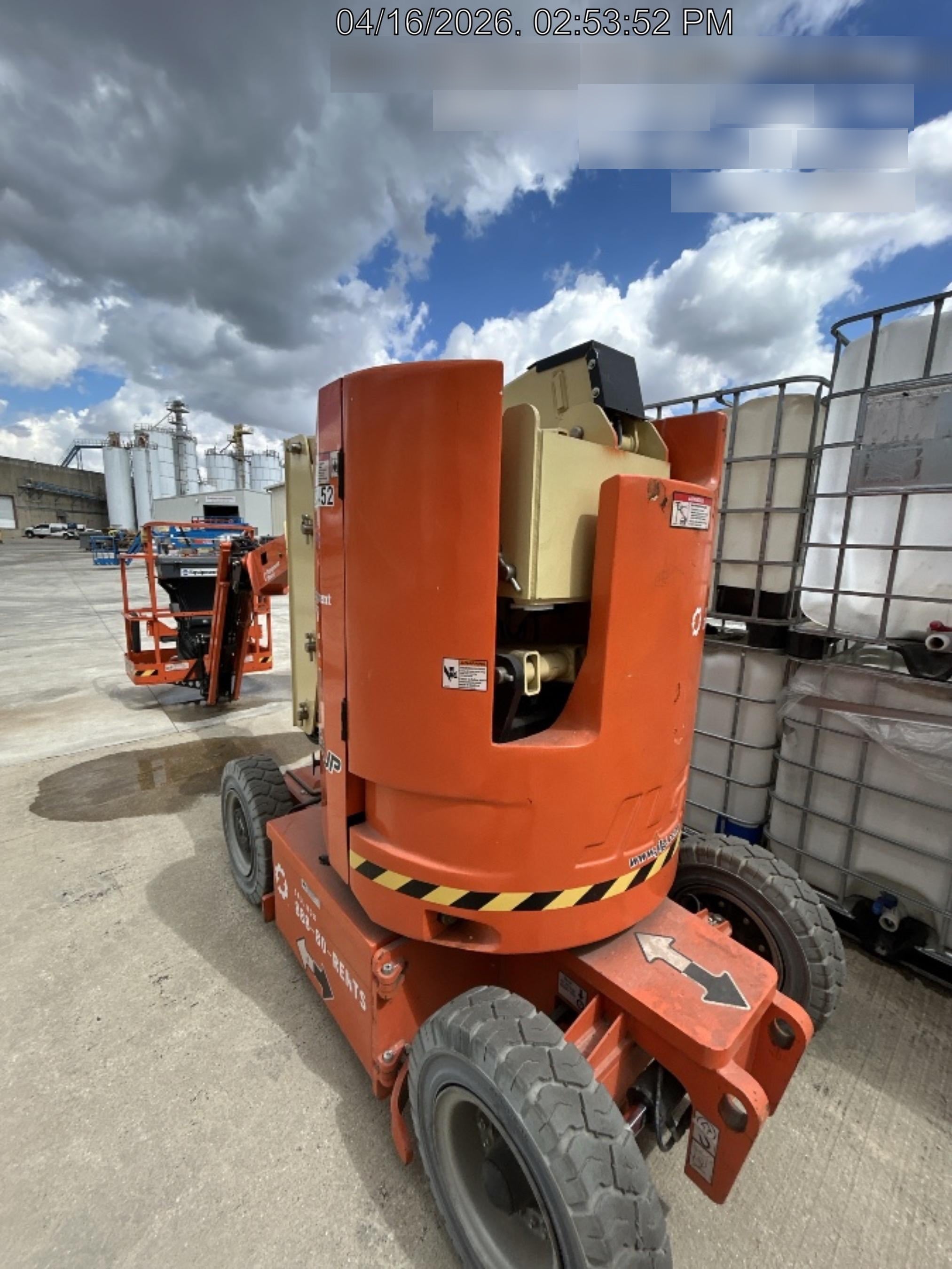 2023 JLG E300AJP
