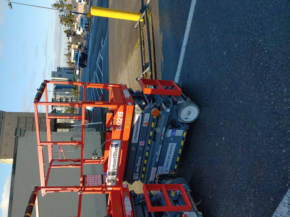 2020 Skyjack SJIII-3219 Solid NM Tires, Half height spring hinged entry gate, Dual Beacons, 800W Inverter