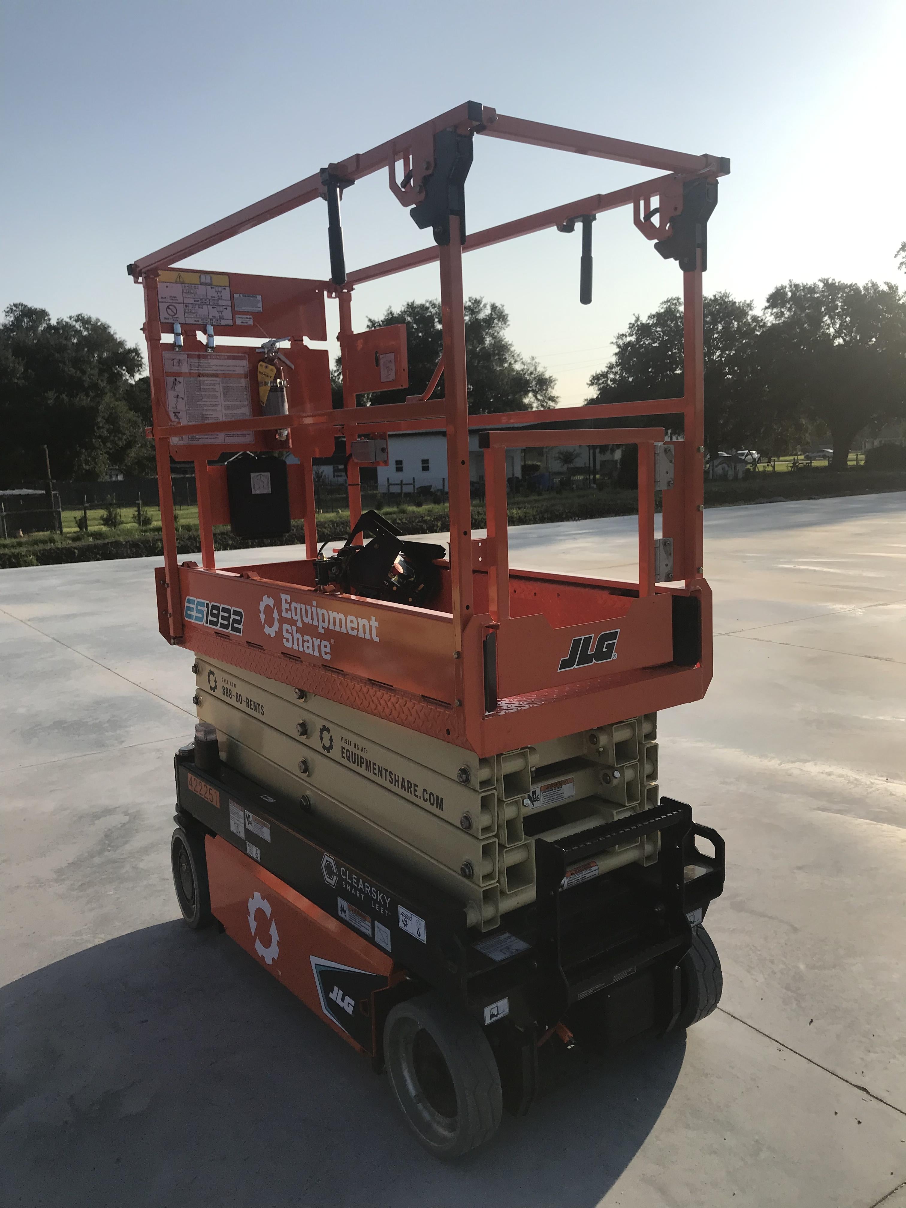 2024 JLG ES1932