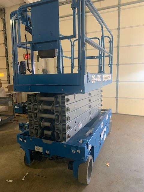2019 Genie GS-4047 Folding rails with half height swing gate