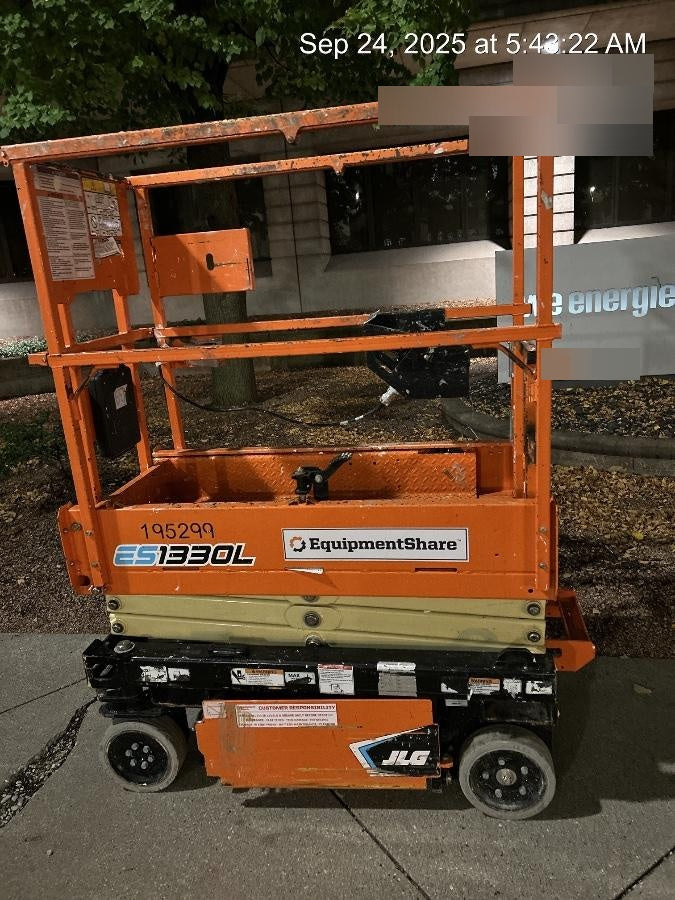 2021 JLG ES1330L