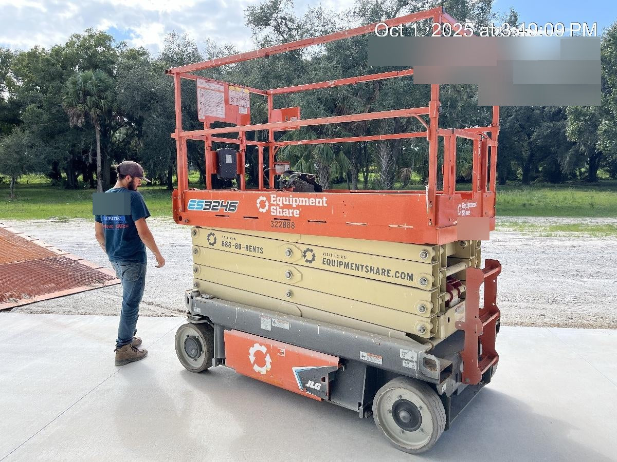 2023 JLG ES3246