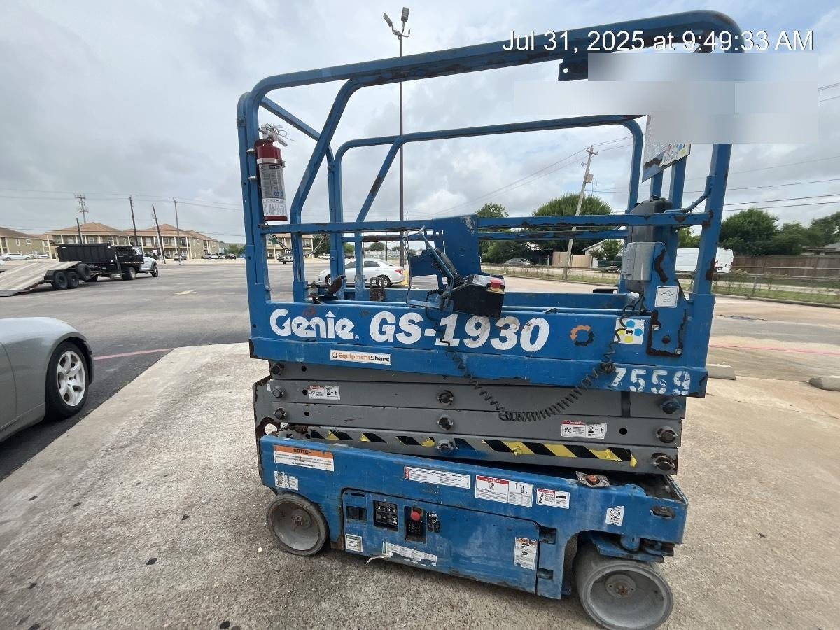 2017 Genie GS-1930 Genie GS-1930 Lift w/Fixed Rail and Chain Entry