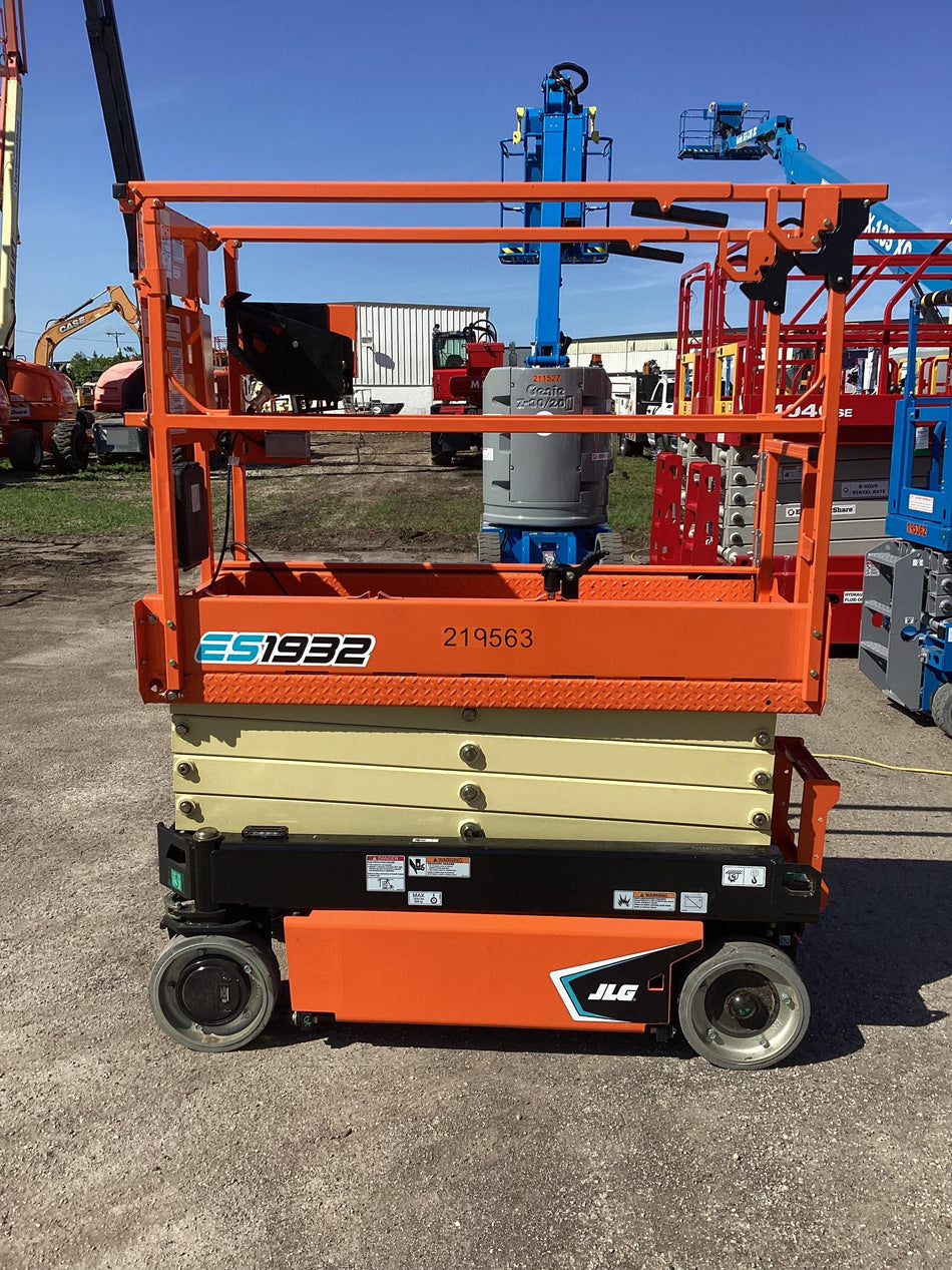2022 JLG ES1932