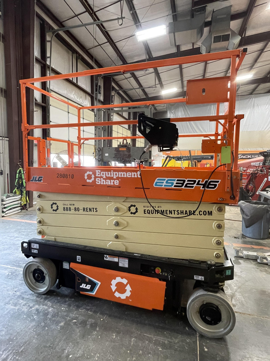 2022 JLG ES3246