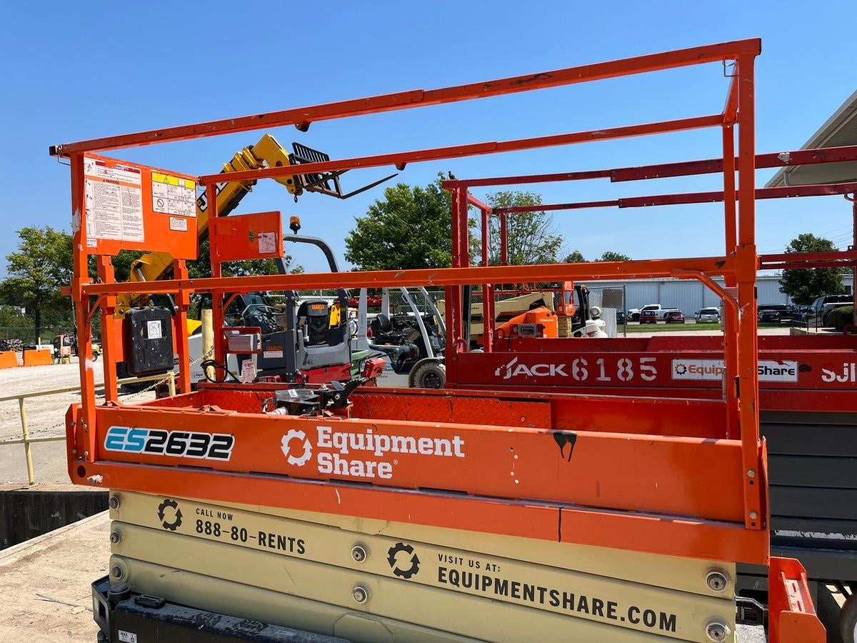 2023 JLG ES2632