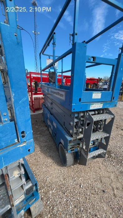 2019 Genie GS-2632 Folding rails with half height swing gate