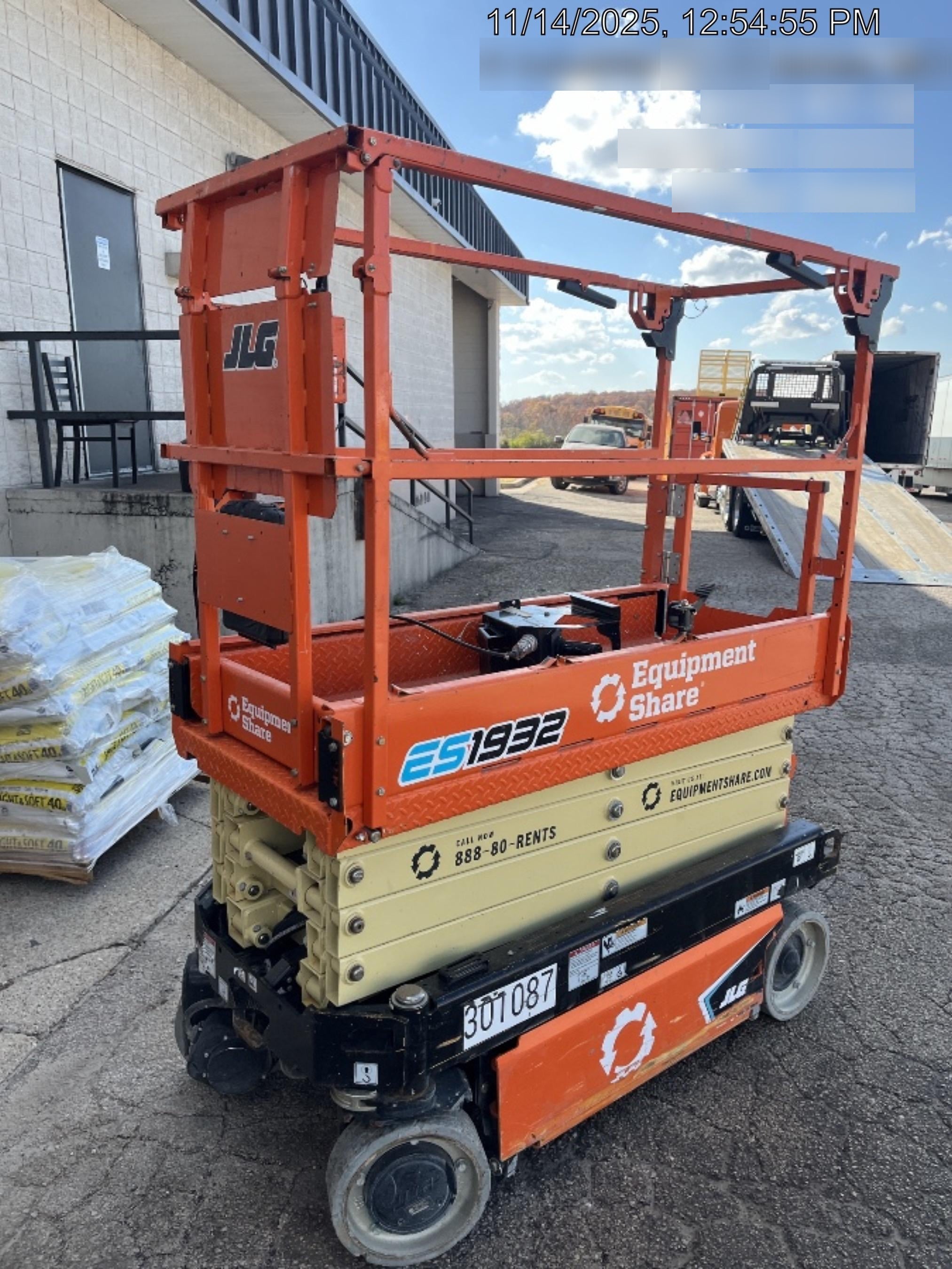 2023 JLG ES1932