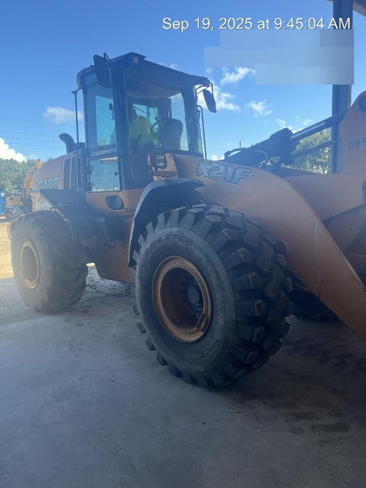 2016 Case 821F CLOSED CAB, JRB 418 STYLE HYD COUPLER