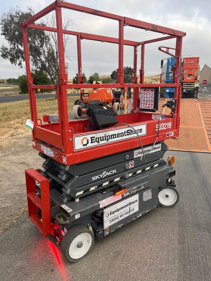2020 Skyjack SJIII-3219 Solid NM Tires, Half height spring hinged entry gate, Dual Beacons, 800W Inverter