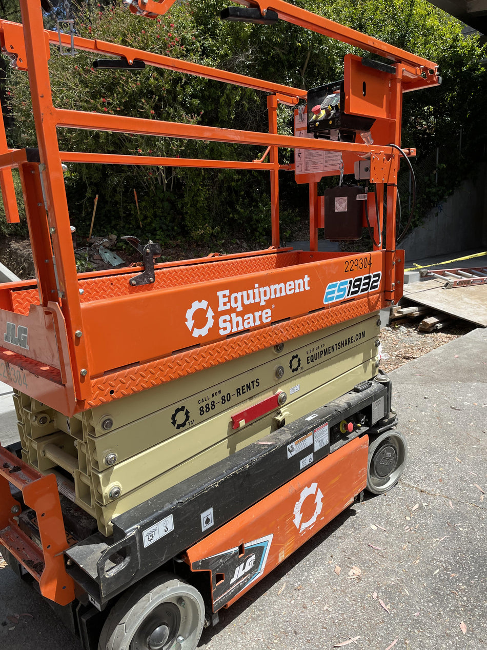2022 JLG ES1932