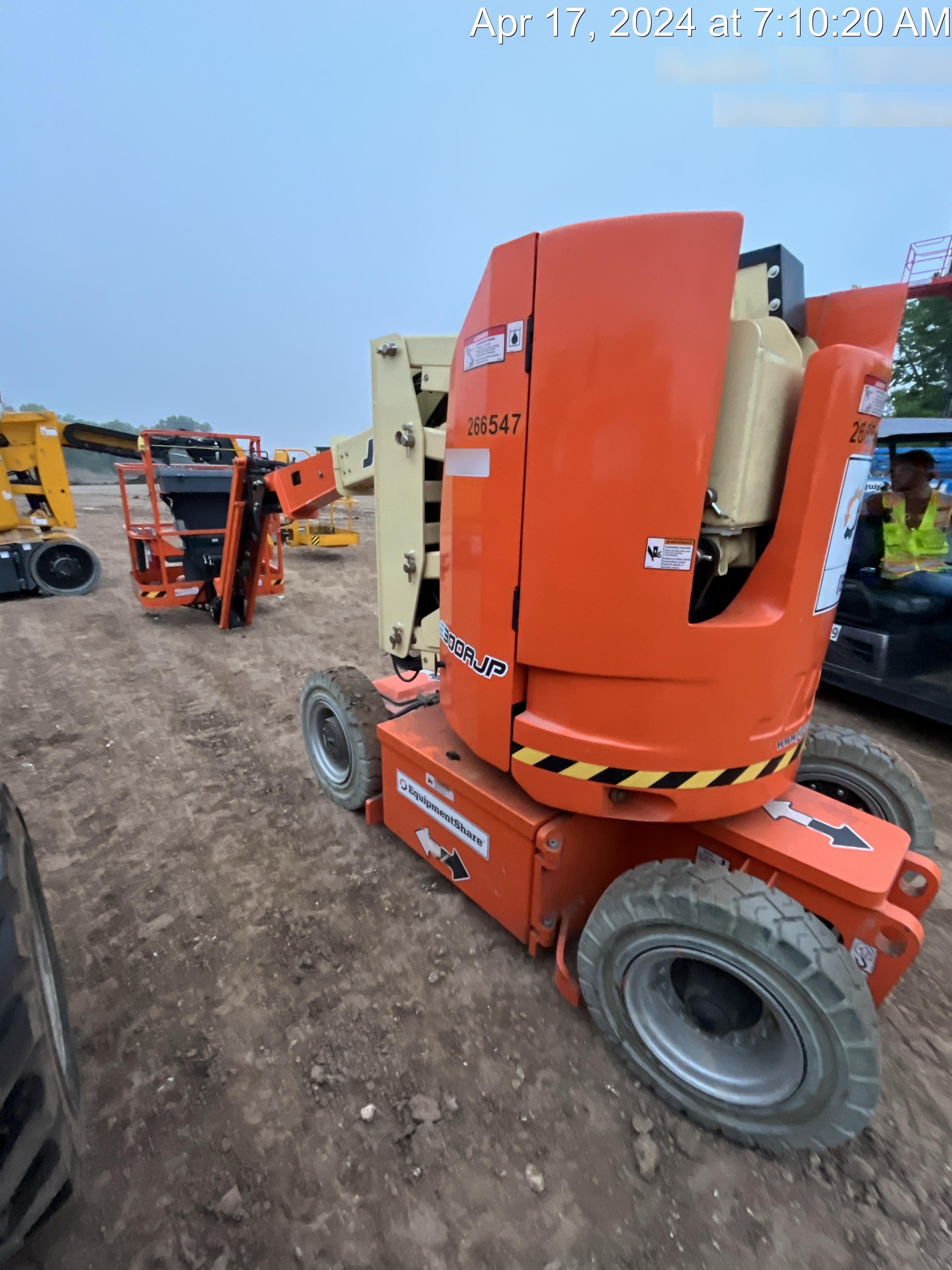 2022 JLG E300AJP