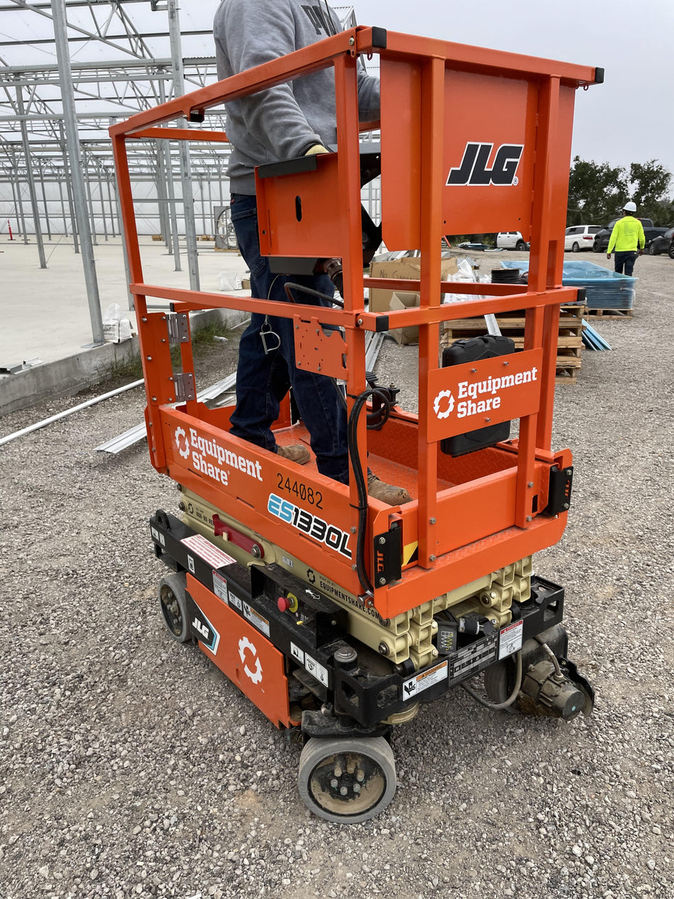 2022 JLG ES1330L