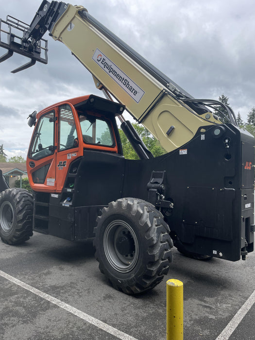 2022 JLG 1075