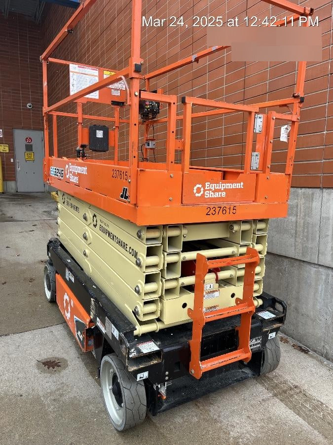 2022 JLG ES3246