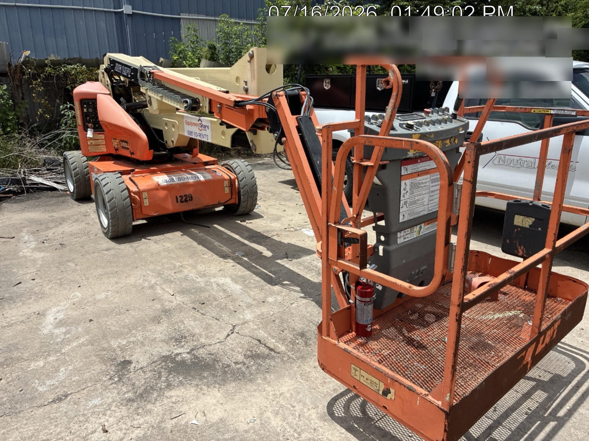 2016 JLG E450AJ