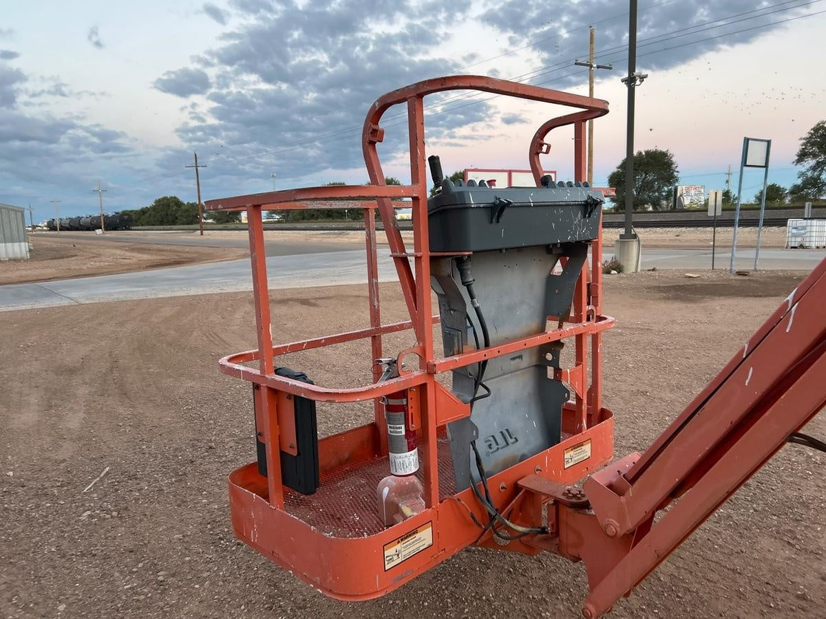 2016 JLG E450AJ