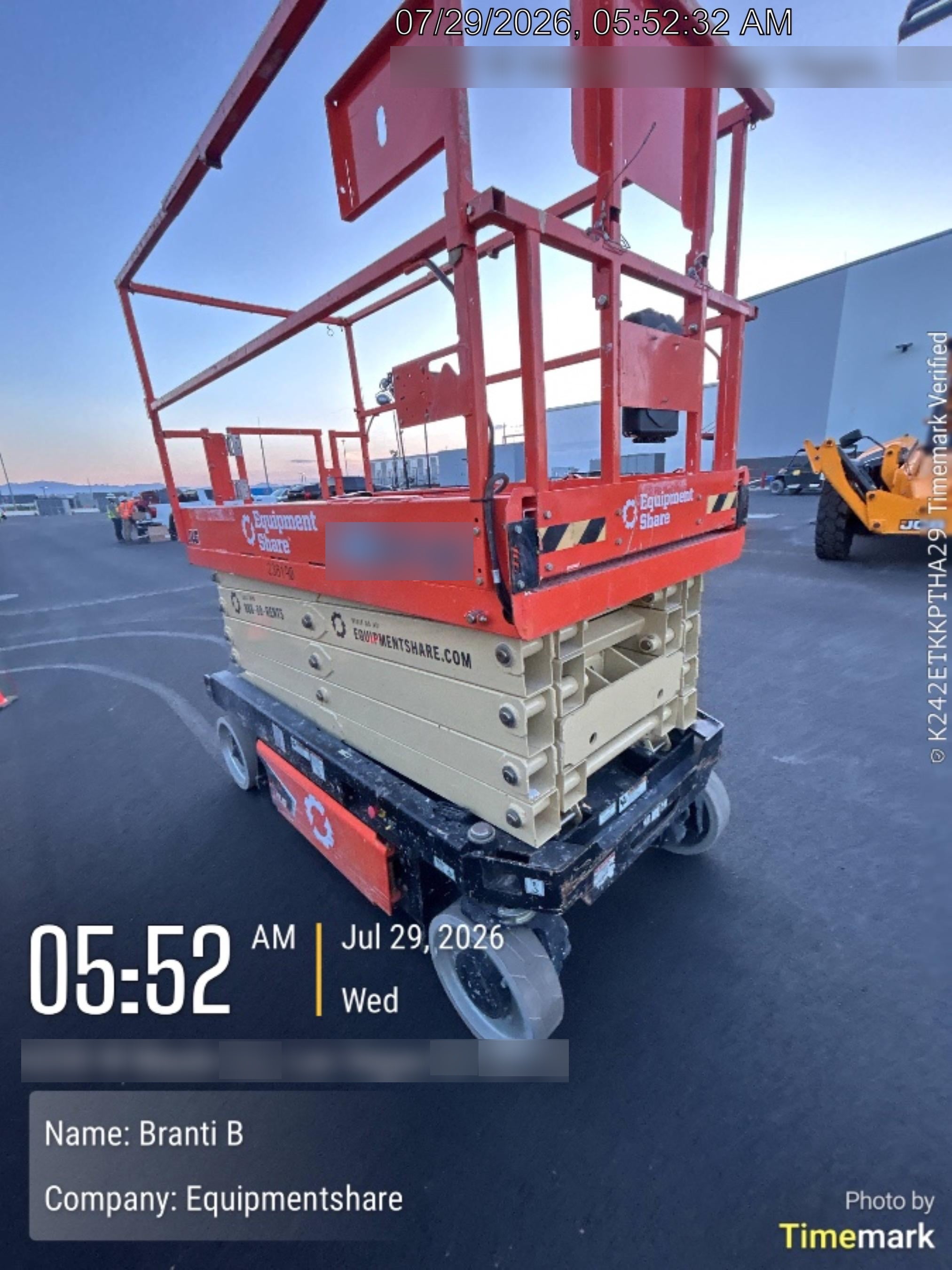 2022 JLG ES3246