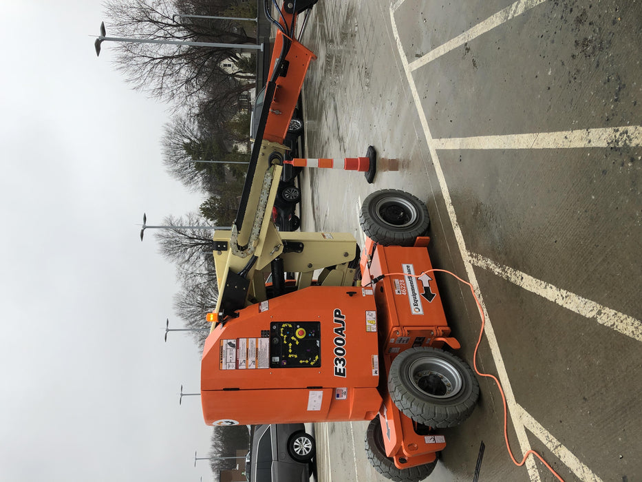 2019 JLG E300AJP