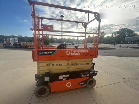 2025 JLG ES1932