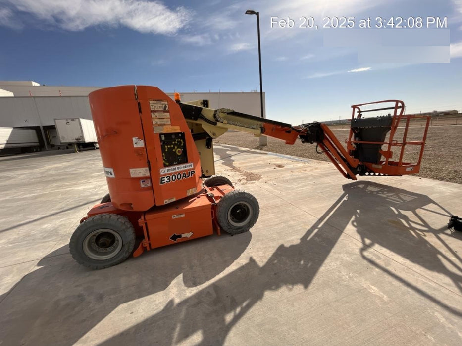 2019 JLG E300AJP