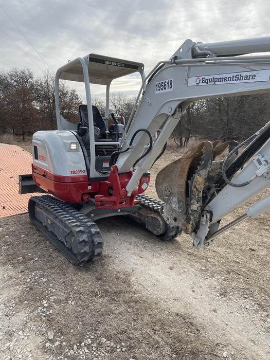 2021 TAKEUCHI TB235-2R