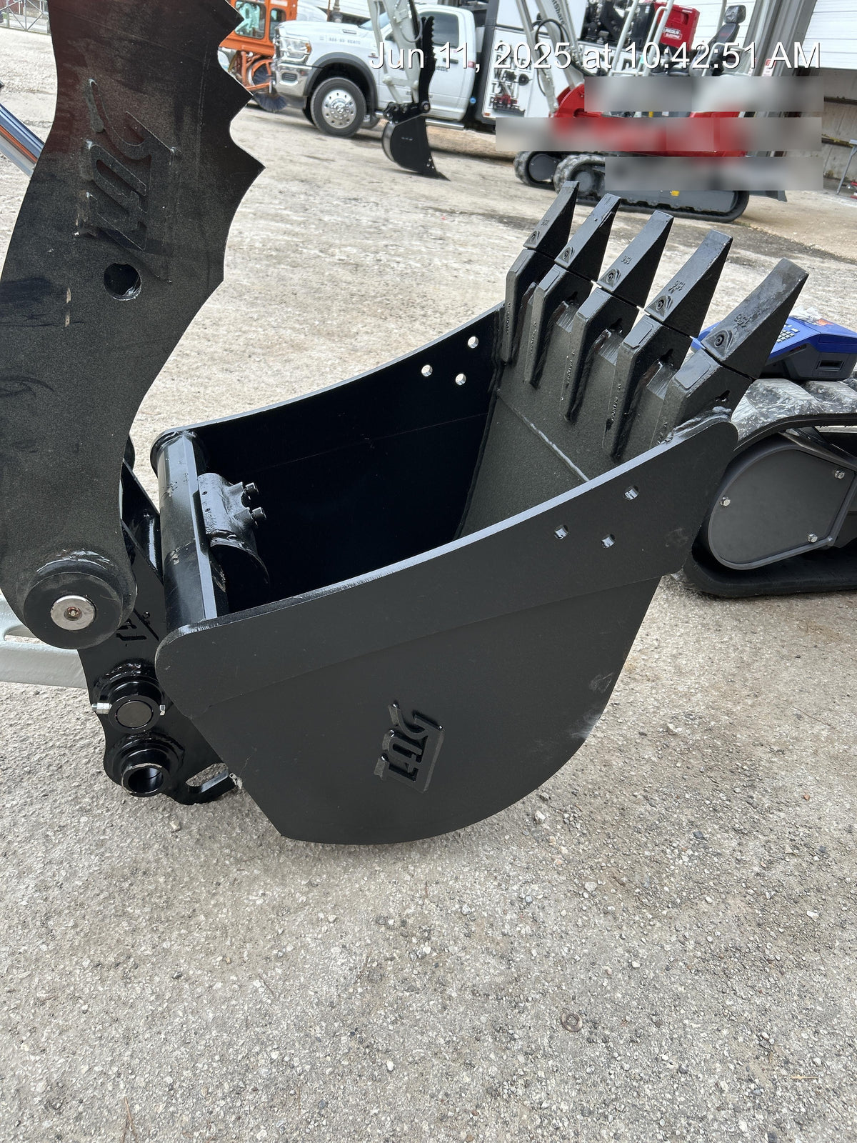 2025 TAKEUCHI 24" Bucket Takeuchi