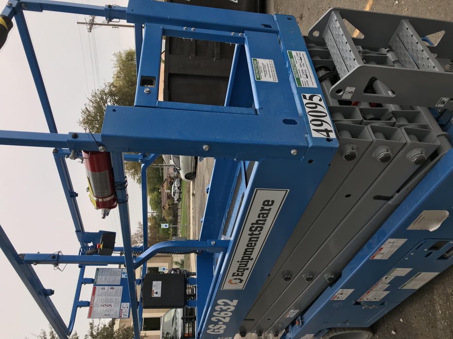 2019 Genie GS-2632 Folding rails with half height swing gate