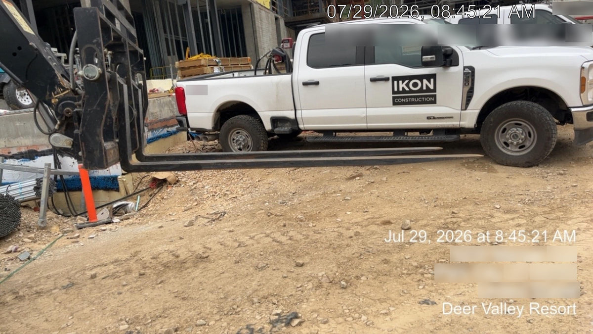 2022 JLG 1075
