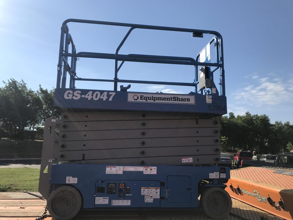 2019 Genie GS-4047 Folding rails with half height swing gate