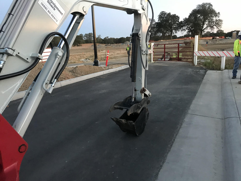 2021 TAKEUCHI TB235-2R