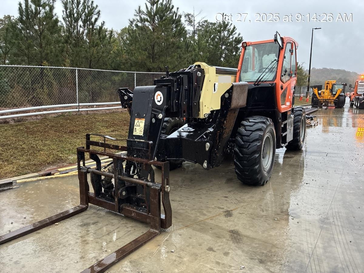 2021 JLG 1075